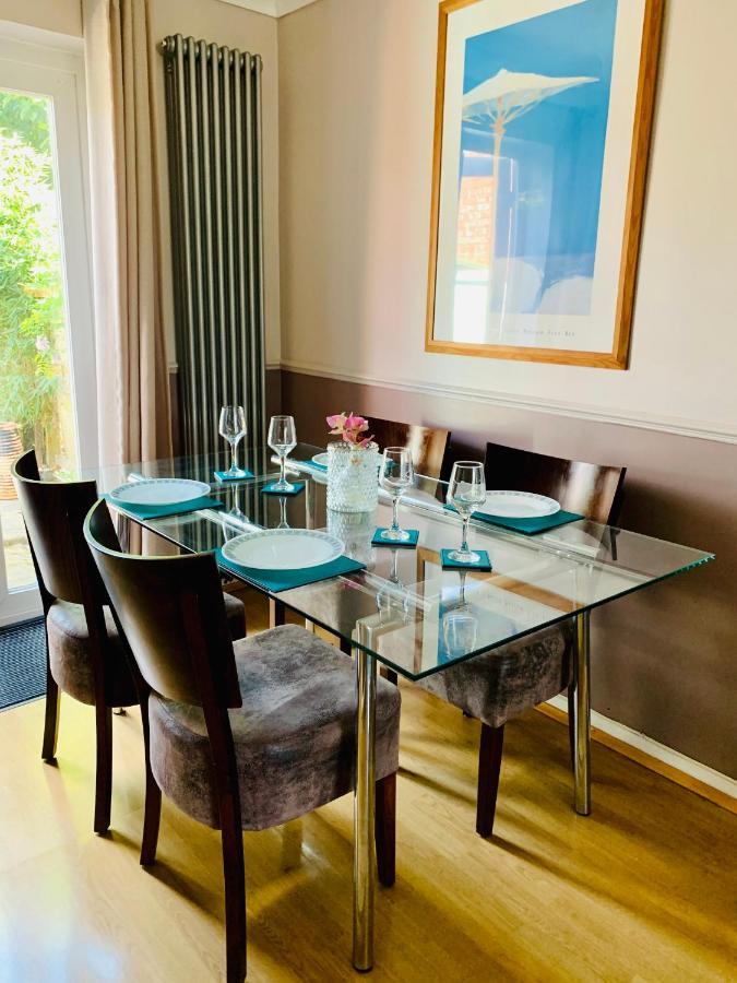 The Lake House, Woking Luaran gambar