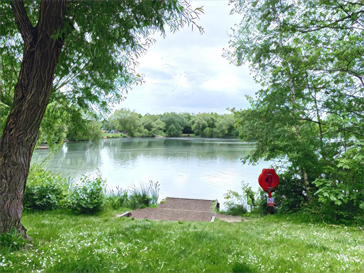 The Lake House, Woking Luaran gambar
