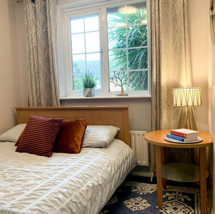 The Lake House, Woking Luaran gambar