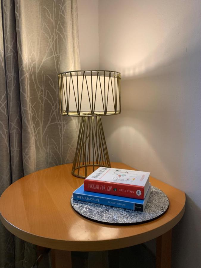 The Lake House, Woking Luaran gambar