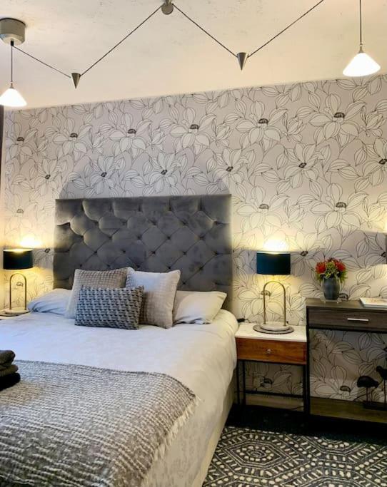 The Lake House, Woking Luaran gambar