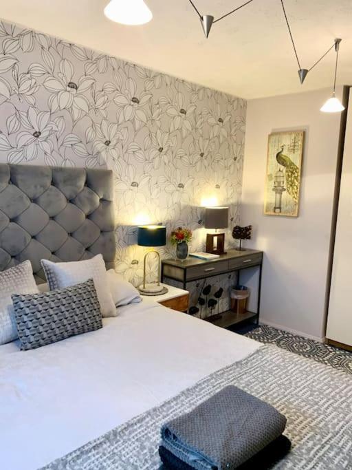The Lake House, Woking Luaran gambar