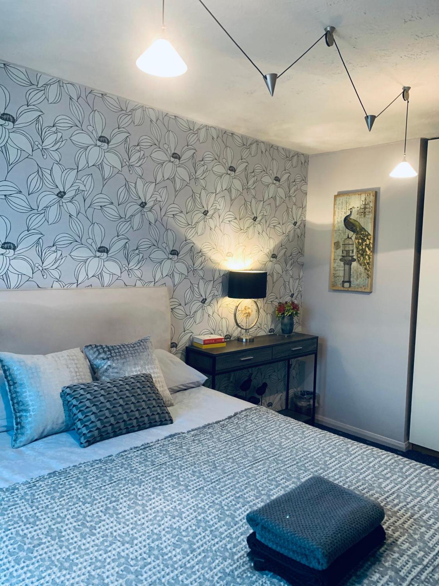 The Lake House, Woking Luaran gambar